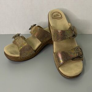 DANSKO Sophia Printed Iridescent Leather Clogs Size ero38/8 buckle closure